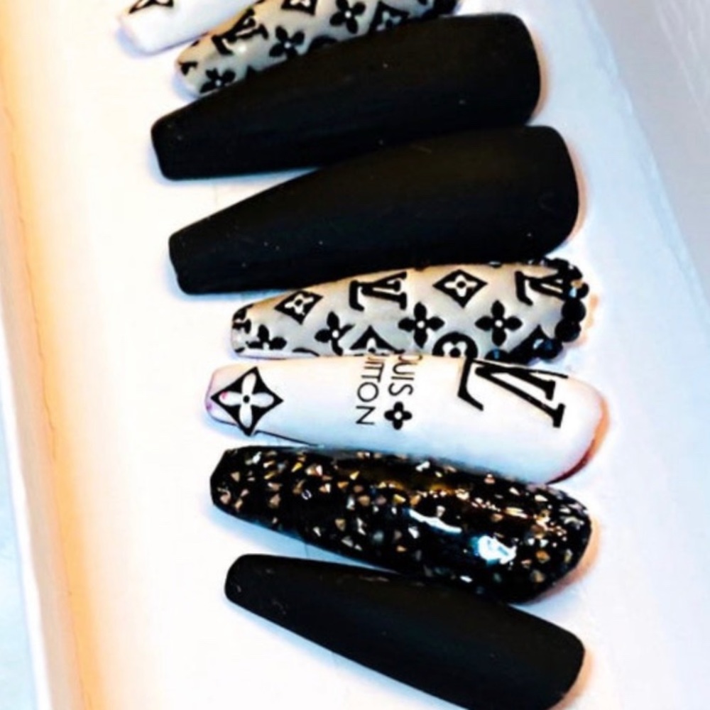 Press on nails